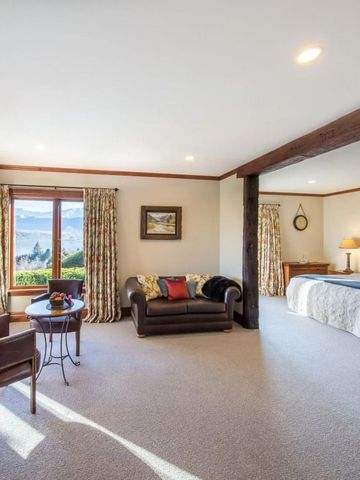 Geräumiges Schlafzimmer mit Sitzbereich und Bergblick