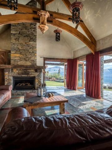 Elegantes Wohnzimmer mit Kamin und Blick auf Berge