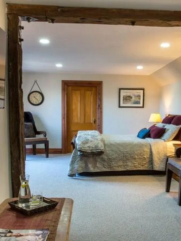 Gemütliches Hotelzimmer mit Doppelbett und eleganter Beleuchtung