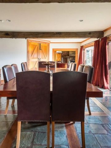 Eleganter Essbereich mit großem Tisch und herrlichem Blick durch Fenster