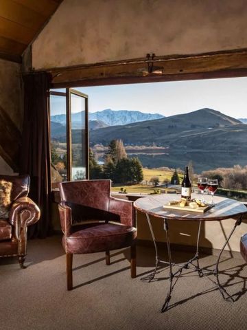 Gemütliche Sitzecke mit Panoramablick auf Berge und Tal