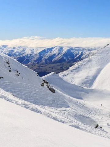 Schneebedeckte Berge und Täler an einem klaren, sonnigen Tag