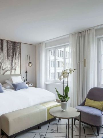 Elegantes Doppelzimmer mit moderner Dekoration und Stadtblick
