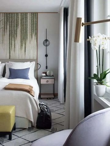 Luxuriöses Doppelbettzimmer mit stilvoller Dekoration und großem Fenster