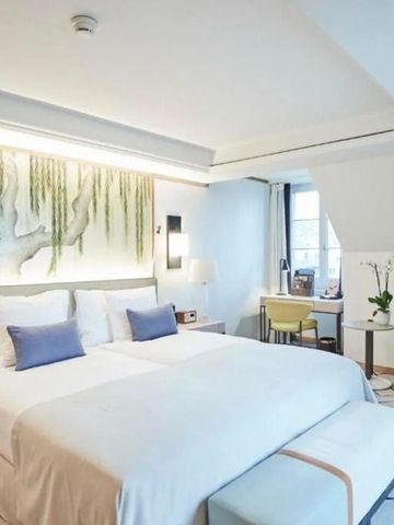 Helles und geräumiges Zimmer mit Doppelbett und Schreibtisch