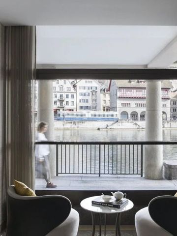 Zimmer mit Blick auf den Fluss und gemütlicher Sitzecke