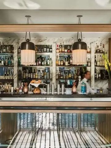 Elegante Hotelbar mit beleuchtetem Regal und Kupferdekorationen