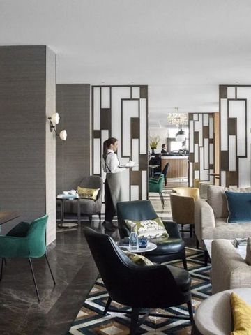 Luxuriöse Suite mit eleganter Einrichtung im Hotel Storchen Zurich