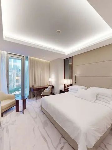 Helles Hotelzimmer mit modernem Design und Ausblick