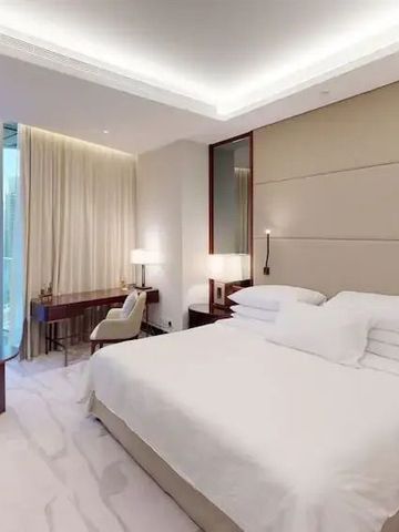 Geräumiges Hotelzimmer mit edler Einrichtung und großem Fenster