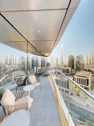 Luxuriöser Balkon mit Sitzgelegenheiten und Blick auf die Stadt