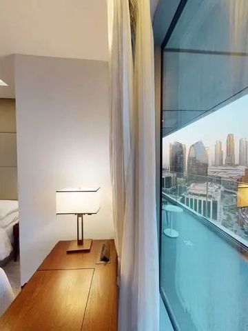 Helles Hotelzimmer mit Blick auf die Skyline von Dubai