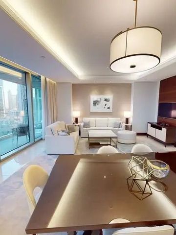 Luxuriöser Wohnbereich mit großzügigem Balkon und Stadtblick