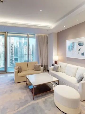 Großer heller Wohnbereich mit bequemen Sofas und Stadtblick