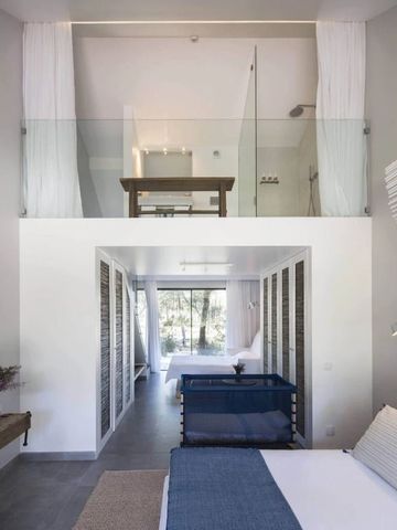 Doppeltes Schlafzimmer mit moderner Glaswand und natürlichem Licht