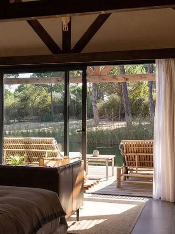 Komfortables Zimmer mit Zugang zu einer Terrasse mit Blick auf die Natur