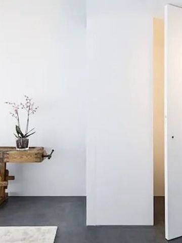 Modernes, minimalistisches Hoteldesign mit schlichter Einrichtung und weißer Wand