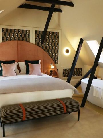 Gemütliches Zimmer mit modernem Design und luxuriöser Badewanne