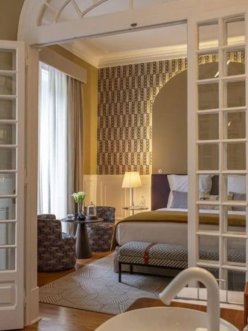 Elegantes Schlafzimmer mit französischer Tür und gemütlichem Sitzbereich