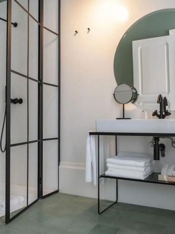 Elegantes Badezimmer mit moderner Dusche und stilvollem Waschbecken