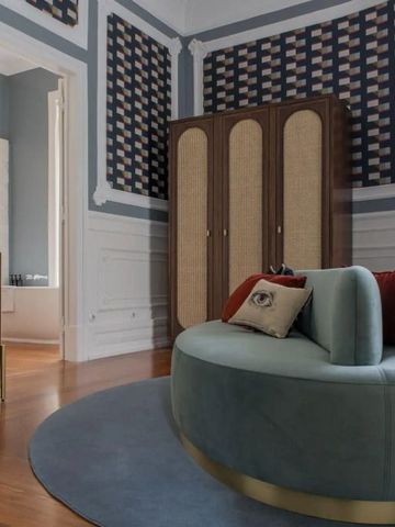 Rundes Sofa in moderner Suite mit Wänden in geometrischem Muster dekoriert