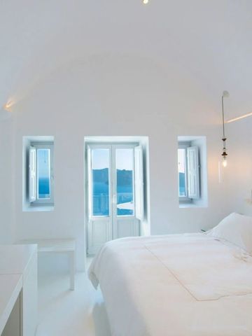 Geräumiges Schlafzimmer mit minimalistischem Design und Meerblick