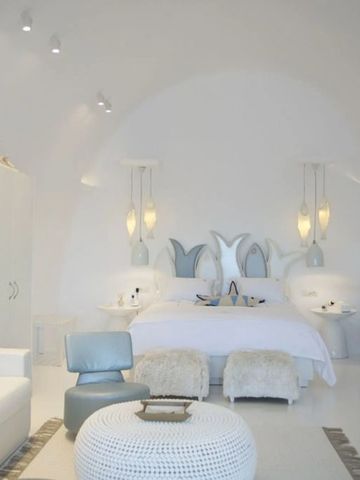 Elegantes Schlafzimmer mit einzigartiger Beleuchtung und Dekor