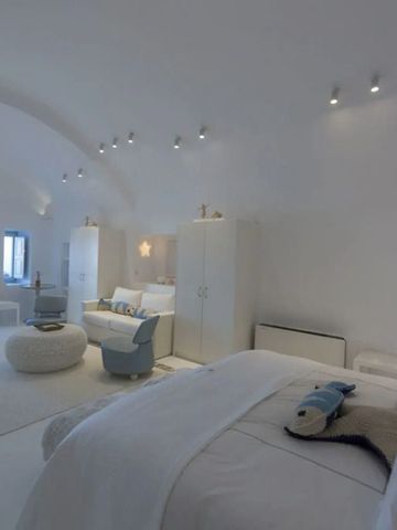 Elegantes Schlafzimmer in hellem, modernem Design mit gemütlichem Doppelbett