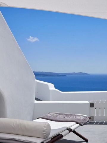 Atemberaubende Aussicht auf das Meer von einer privaten Terrasse mit Liegen