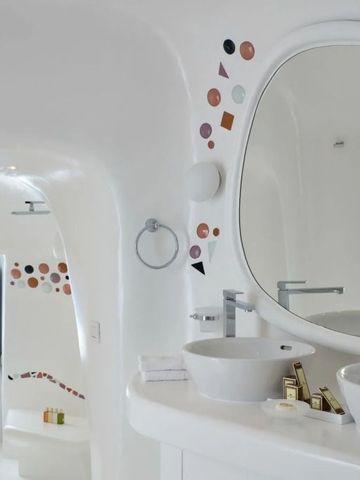 Helles Badezimmer mit großem Spiegel und minimalistischer Dekoration