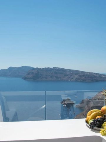 Atemberaubender Blick auf die Ägäis mit Obst und Getränken im Vordergrund