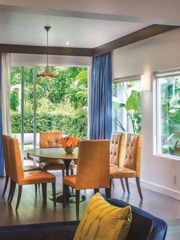 Essbereich in Suite mit Gartenblick und eleganter Möblierung