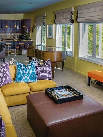 Lichtdurchflutetes Wohnzimmer mit gelbem Sofa und Klavier