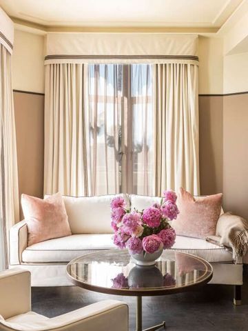 Luxuriöse Sitzecke mit Sofa und Blumenstrauß