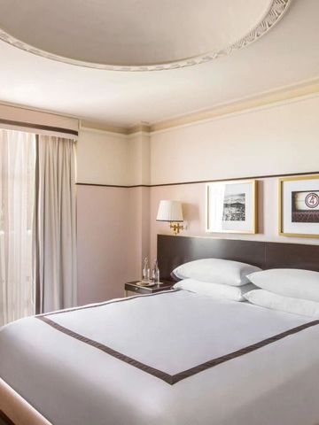 Modern eingerichtetes Schlafzimmer mit Tageslicht