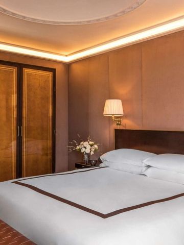 Elegantes Hotelzimmer mit Doppelbett und edlen Möbeln