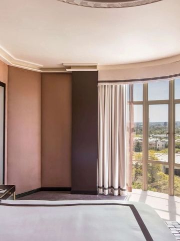 Großzügiges Zimmer mit Panoramafenstern und schöner Aussicht