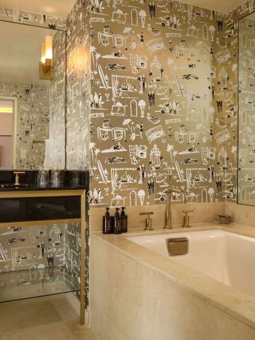 Luxuriöses Badezimmer mit kunstvoll gestaltetem Tapetenmuster