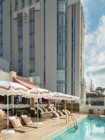 Außenpool des Hotels mit Liegestühlen und Sonnenschirmen