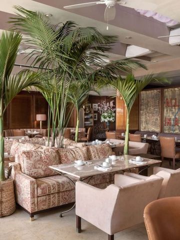 Elegantes Restaurant mit Pflanzen und gemütlicher Einrichtung.