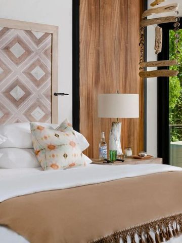 Modernes Hotelzimmer mit Holzelementen und großen Fenstern zur Terrasse