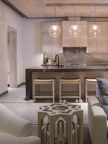 Luxuriöses Wohnzimmer mit eleganter Küche und Barhockern