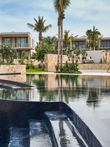 Großer Infinity Pool umgeben von Palmen und modernen Gebäuden