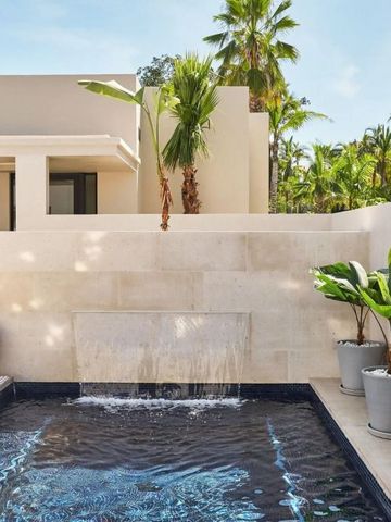 Privater Pool mit Wasserfall und tropischer Bepflanzung