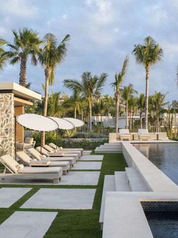 Luxuriöser Poolbereich mit Liegestühlen und Palmen im Hotel Susurros del Corazón