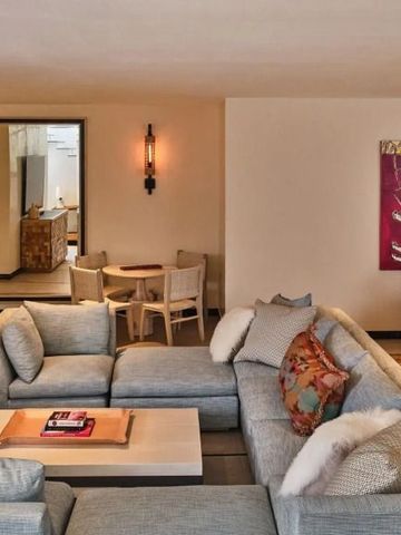 Geräumige Hotelsuite mit gemütlichen Sofas und stilvoller Dekoration