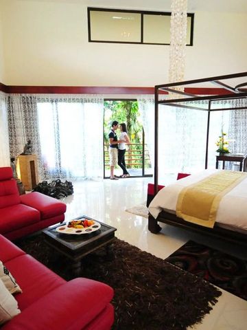 Luxuriöses Zimmer mit Balkonblick und roten Sofas