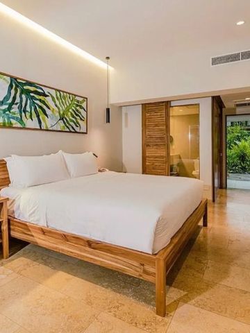 Geräumiges Zimmer mit großem Bett und Gartenzugang