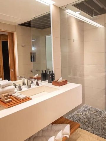 Modernes Badezimmer mit eleganter Einrichtung und Zugang zum Schlafzimmer