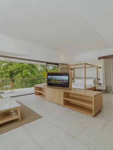 Geräumiges Zimmer mit Himmelbett und Aussicht auf die Terrasse